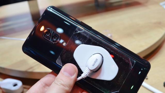 <b>MWC 2019: Lenovo Z5 Pro - Prezentare hands-on pentru cel mai accesibil slider cu cameră selfie duală (Video)</b>Nu am uitat de Lenovo la MWC 2019, nu de alta, dar au adus cred o duzină de laptop-uri noi şi o tabletă, care are şi rol de telefon. Pe noi ne interesează totuşi mai mult Lenovo Z5 Pro, un telefon cu mecanism glisant