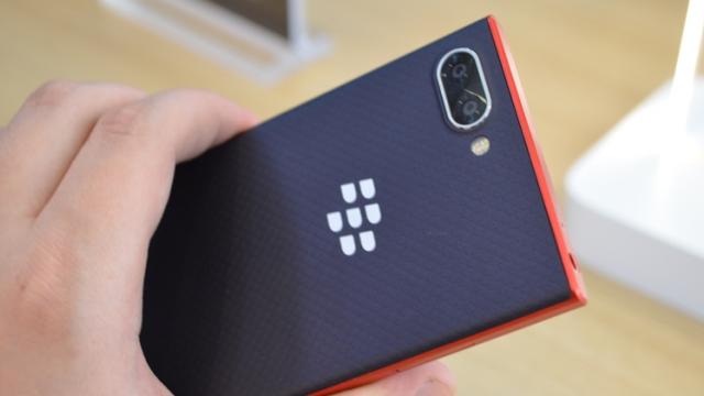 <b>MWC 2019: BlackBerry Key2 Red - Prezentare hands-on a variantei mai elegante de BlackBerry Key2, care vine cu extra stocare (Video)</b>BlackBerry KEY2 este un telefon care a debutat vara trecută, ca un model midrange care oferă ca punct atractiv o tastatură QWERTY. Terminalul a primit un refresh la MWC 2019, într-o versiune de culoare roşie care primeşte
