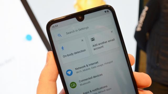 <b>MWC 2019: Nokia 3.2 - Prezentare hands-on a unui telefon de buget cu ecran generos, buton Google Assistant (Video)</b>Greu de crezut că au trecut doar 2 ani de când a revenit Nokia, sub umbrela celor de la HMD Global, dar iată-ne deja în postura de a vedea deja telefoane cu versiuni ".2" în nume. Un exemplu este Nokia 3.2, care a văzut lumina zilei 