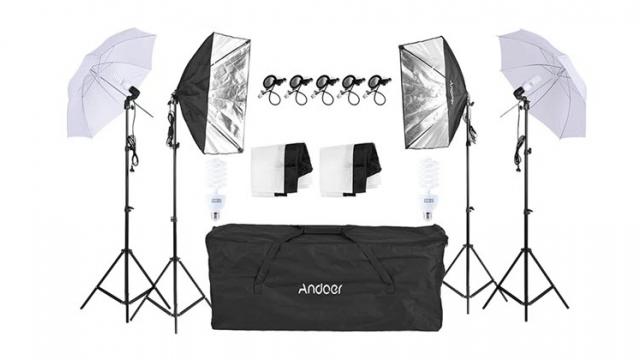 <b>Dă startul carierei tale de fotograf sau vlogger cu luminile foto Andoer; Acum la doar 460 lei pe TomTop cu livrare din depozitul european</b>Dacă ți-a trecut prin minte să își faci o carieră din fotografiat și ești la început de drum, noi te ajutăm astăzi cu o recomandare tare interesantă și anume kit-ul de lumini foto Andoer vândut la un preț special de către TomTop.com