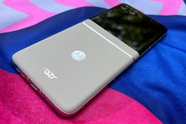 Motorola RAZR 50: Acustică stereo cu un strop de tărie extra peste fratele Ultra