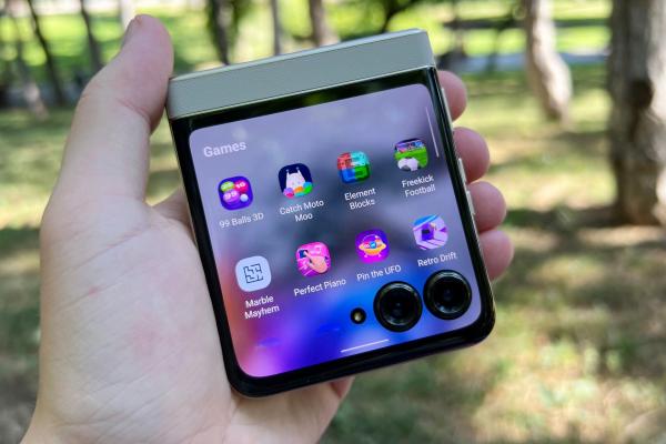 Motorola RAZR 50: Hello UX cu Android 14 aduce Gemini AI, multă customizare și jocuri pe ecranul secundar 