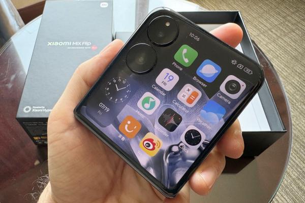 Xiaomi Mix Flip Unboxing: Primul pliabil flip Xiaomi nu se joacă și are hardware de top, încărcare rapidă plus cameră Leica