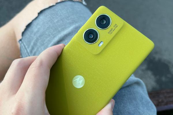 Motorola moto g85: Cameră apropiată de edge 50, culori arătoase și macro pentru creativi - minusuri la video