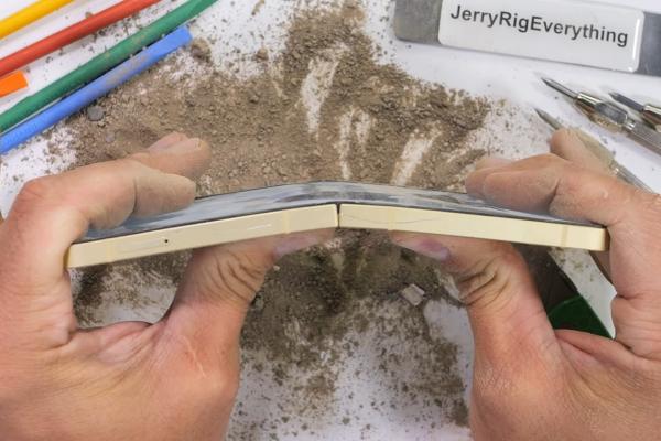 Samsung Galaxy Z Flip6 zgâriat, umplut cu țărână și apoi disecat de către JerryRigEverything; Cât de rezistent e noul pliabil cu clapetă?