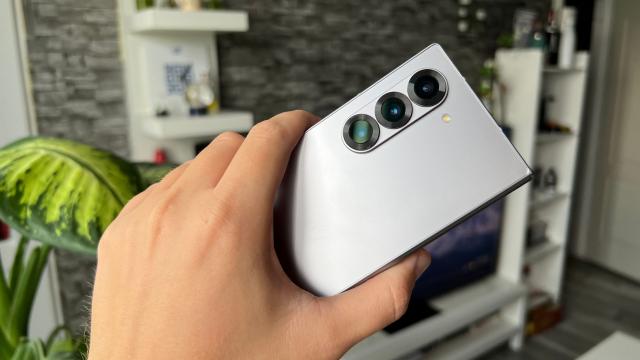 <b>Samsung Galaxy Z Fold6 review detaliat în limba română (Evaluare Mobilissimo)</b>Vara toridă din 2024 a venit la pachet cu multe pliabile noi, un apogeu al acestei tehnologii, asta după ce la începuturi lansările erau destul de timide și mulți producători mergeau 