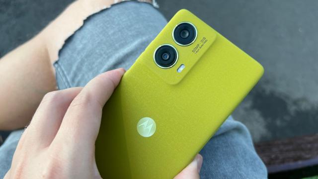 <b>Motorola moto g85: Cameră apropiată de edge 50, culori arătoase și macro pentru creativi - minusuri la video</b>Seria moto G de la Motorola nu s-a remarcat niciodată prin cine știe ce module foto și nici de la Motorola moto g85 pretențiile nu sunt atât de mari, ținând cont de faptul că vorbim despre un telefon care se duelează mai degrabă 