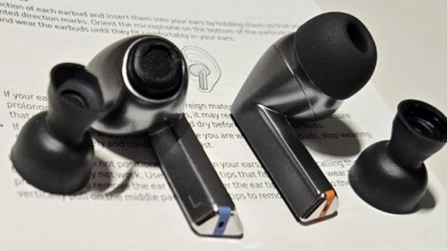 <b>Samsung îngheață livrările de Galaxy Buds 3 Pro; Unități ce nu au trecut controlul calității au ajuns la clienți</b>Odată cu lansarea Galaxy Z Fold6 și Z Flip6 au debutat noi căști wireless (Buds3 și Buds3 Pro) + smartwatch-uri Galaxy Watch7 și Watch Ultra. Pare că Samsung întâmpină o problemă serioasă, unități Buds3 Pro ce nu au trecut controlul calității ajungând