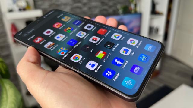 <b>OnePlus Nord 4: Același display AMOLED plat și luminos ca pe Nord 3, muchii înguste, două opțiuni de rezoluție</b>OnePlus Nord 4 vine cu upgrade-uri și la nivel de ecran, deși pe hârtie dacă te uiți la diagonală nu remarci prea multe diferențe față de predecesor. Ca elemente comune avem diagonala de 6.74 inch, rezoluția FHD+ de 2772 x 1240 pixeli 