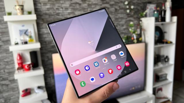 <b>Samsung Galaxy Z Fold6: Benchmark-uri "fierbinţi" cu un Snapdragon special</b>Samsung Galaxy Z Fold6 dispune de acelaşi procesor Qualcomm Snapdragon 8 Gen 3 for Galaxy pe care l-am găsit la început de an 2024 pe Galaxy S24 Ultra. Avem de-a face cu un 