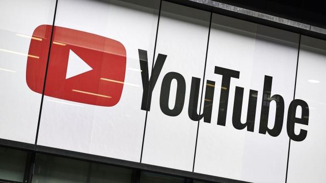<b>Reclamele de pe YouTube blocate parțial; Utilizatorii care folosesc AdBlock raportează „ecrane negre”</b>Google a tot încercat în ultimele luni să blocheze accesul la YouTube pentru utilizatorii ce folosesc tool-uri tip AdBlock pentru a scăpa de reclame. Se pare că ultima găselniță implică o nouă tehnologie / metodă de afișare a reclamelor. Multe dintre