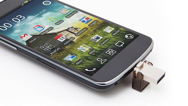 <b>Iată cum putem transfera În mod rapid datele de pe telefon pe un stick de memorie; soluția se numește Kingston DataTraveler microDUO 3.0 (Video)</b>Aruncând o privire pe site-ul retailer-ului eMAG am descoperit recent un produs care ne-a făcut cu ochiul, și anume stick-ul de memorie USB Kingston DataTraveler microDUO 3.0 (64 GB), dispozitiv menit să ne ofere o multitudine de funcții într-un...