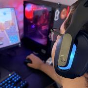 Am testat Logitech G522 LIGHTSPEED: Căști wireless de gaming cu microfon broadcast și RGB dinamic, perfecte pentru sesiunile lungi de gaming
