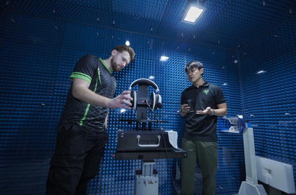 Razer lansează oficial seria BlackShark V3 Pro, căști wireless pentru esports optimizate pentru PC, PlayStation și Xbox: Niko [2025] Esport Player Razer Office Sound Chamber Engineering Room (6)_000.jpg