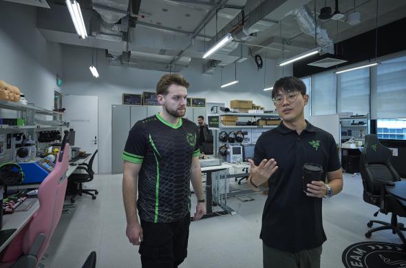 Razer lansează oficial seria BlackShark V3 Pro, căști wireless pentru esports optimizate pentru PC, PlayStation și Xbox: Niko [2025] Esport Player Razer Office Sound Chamber Engineering Room (2)_000.jpg