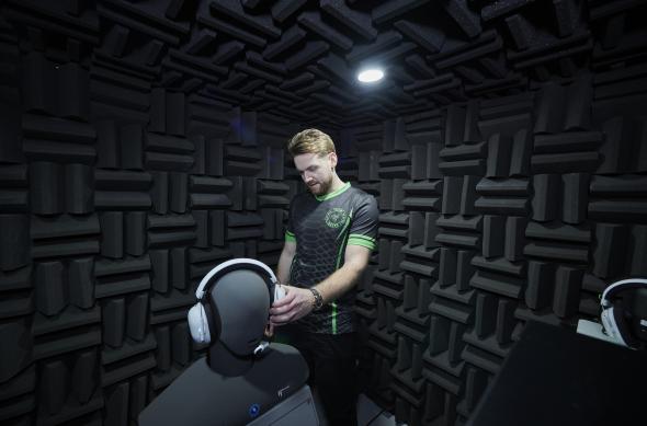 Razer lansează oficial seria BlackShark V3 Pro, căști wireless pentru esports optimizate pentru PC, PlayStation și Xbox: Niko [2025] Esport Player Razer Office Sound Chamber Engineering Room (3)_000.jpg