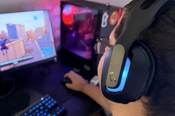 Am testat Logitech G522 LIGHTSPEED: Căști wireless de gaming cu microfon broadcast și RGB dinamic, perfecte pentru sesiunile lungi de gaming