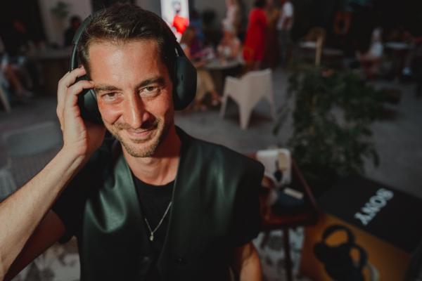 WH-1000XM6 în centrul atenției la București; colaborarea Sony și ESHTE pune accent pe tehnologie audio și responsabilitate ecologică