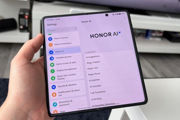 Honor Magic V5: Agentul 007, cu 7 ani de update-uri Android și de securitate, Image to Video plus mult AI (în română)