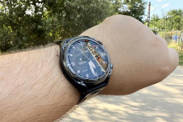 Prezentare KKTICK Tank T5: Smartwatch-ul care oferă „prea multe” pentru cât costă, cu display AMOLED, autonomie generoasă, lanternă LED și GPS
