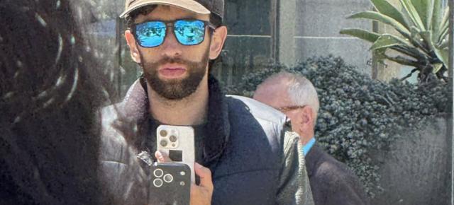 iPhone 17 Pro apare în mâna cuiva pentru prima dată; Iată fotografii cu device-ul în public, având noul design de cameră expus