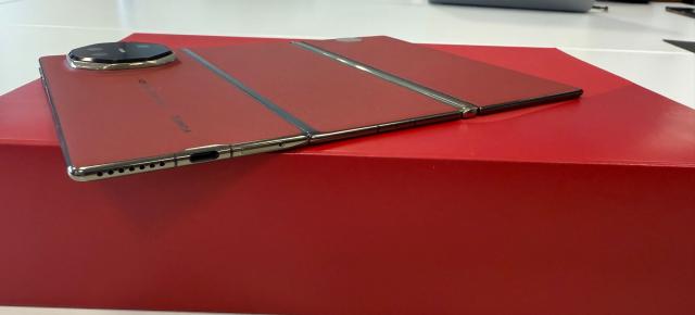 Huawei pregătește Mate XTs pentru duelul cu iPhone 17; pliabilul cu trei ecrane vine cu eSIM exclusiv și design mai rezistent