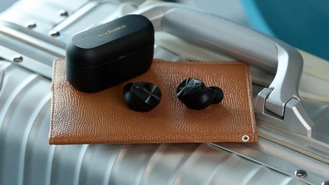 <b>RESIGILATUL ZILEI #97: Căști Technics AZ80 cu sunet Hi-Fi, ANC hibrid și 8 microfoane pentru apeluri clare – Performanță True Wireless de top</b>Seria „RESIGILATUL ZILEI” ajunge la episodul #97 și vine astăzi cu o propunere de nerefuzat pentru audiofili și utilizatorii exigenți care își doresc sunet premium în format True Wireless – căștile Technics EAH-AZ80E-K. Cu un look elegant, finisaje 
