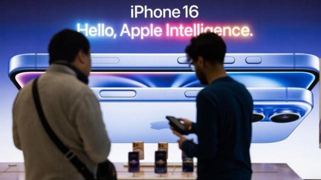 <b>Un al patrulea expert AI pleacă de la Apple către Meta; echipa Siri pierde oameni importanți în plină perioadă de testare a modelelor externe</b>Apple a pierdut încă un cercetător din echipa de foundation models, într-o perioadă în care compania analizează posibilitatea de a adopta modele AI dezvoltate de terți. Potrivit Bloomberg, Bowen Zhang, cercetător specializat în AI multimodală, a părăsit..