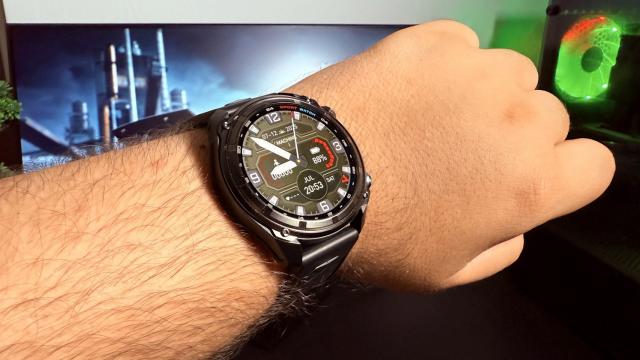 <b>Kktick Tank T5 Unboxing: Smartwatch robust și accesibil, cu GPS, autonomie de până la 30 de zile, lanternă LED integrată</b>Pe masa de teste a sosit un produs ceva mai „exotic”. E vorba despre un smartwatch robust și interesant la prima vedere, ce vine cu display AMOLED luminos și promite o autonomie de până la 30 de zile. Kktick Tank T5 aduce și o lanternă LED