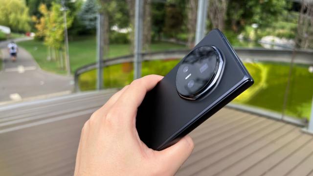 <b>Honor Magic V5 review detaliat în limba română (evaluare Mobilissimo)</b>Pe piață se dă o luptă între pliabile, dar nu la cameră sau dotări hardware, ci la talie. Este o competiție între supermodele iar titlul îl câștigă Honor Magic V5, cel mai subțire pliabil tip carte/fold din lume. Se laudă cu o greutate 