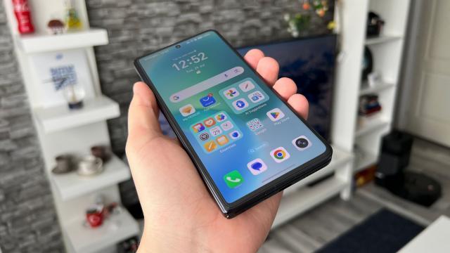 <b>Honor Magic V5: Baterie și mai mare, Si/C desigur, dar care are nevoie de optimizări pentru a dezlega potențialul său maxim</b>Honor a reușit să strecoare o baterie și mai mare pe Magic V5, după ce a livrat 5150 mAh pe modelul de anul trecut. Acum avem 5820 mAh și vorbim desigur despre o unitate Si/C, iar aceasta este capacitatea de pe varianta globală