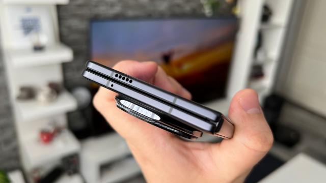 <b>Honor Magic V5: Așa trebuie să sune un setup de difuzoare stereo, trecem pragul de 100 dBA (Acustică)</b>Honor Magic V5 ne servește două difuzoare stereo full size și nu se fac sacrificii la capitolul sunet, cu speakerele excelent calibrate pentru a livra echilibru la audiție. Plasarea este puțin ciudată, astfel că la gaming în landscape 