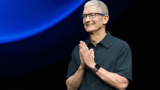 <b>Apple schimbă strategia pe AI; Tim Cook deschide ușa achizițiilor de startup-uri, pentru a grăbi lansarea unui asistent Siri cu adevărat inteligent</b>Apple pare să încerce o recuperare rapidă în cursa AI. Tim Cook tocmai a confirmat că gigantul e „deschis” achizițiilor în domeniu. Toată această discuție a sosit în contextul dezvăluirii rezultatelor financiare pentru al treilea trimestru din 2025