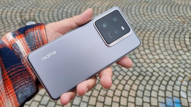 <b>realme GT 8 Pro vine cu specificații de top: Procesor Snapdragon 8 Elite 2, design premium, cameră periscopică de 200 MP</b>realme pregătește o nouă serie de flagship-uri de top. Vorbim azi despre modelele realme GT 8 și GT 8 Pro, care ar sosi undeva în luna octombrie în China. Tipster-ul Digital Chat Station a dezvăluit câteva detalii deja și pare că GT 8 Pro e vedeta
