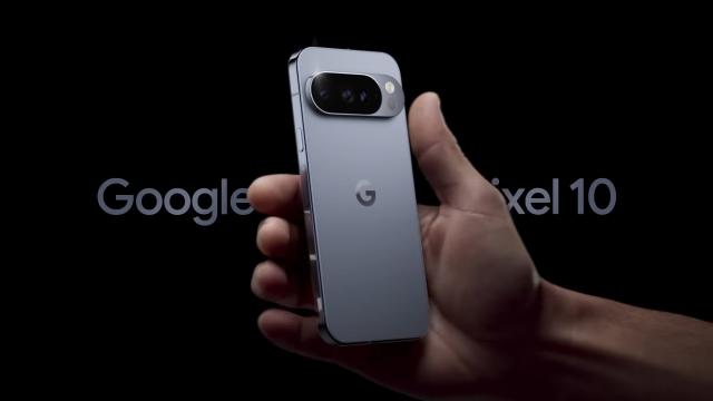 <b>Google deschide promovarea Pixel 10 cu o reclamă de 30 de secunde; clipul ia peste picior întârzierile Siri și promisiunile goale ale Apple Intelligence</b>Google încă nu a lansat Pixel 10, dar și-a început deja ofensiva împotriva rivalilor, cu o reclamă de 30 de secunde ce ironizează problemele Apple în zona AI. Spotul evită să menționeze explicit numele companiei din Cupertino, însă direcția e clară..