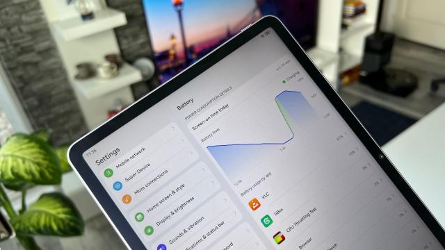 <b>Huawei MatePad 11.5 (2025) PaperMatte: Baterie mare de 10.100 mAh care compensează procesorul consumator de energie</b>Bateria tabletei HUAWEI MatePad 11.5 (2025) PaperMatte este una pe măsură, de 10100 mAh care se încarcă la 40W pe fir, oferind și alimentare inversă pe fir la 5W, utilă pentru a-ți încărca telefonul sau căștile la nevoie