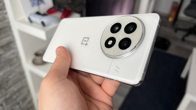 <b>OnePlus Ace 6 vine curând, cu specificații atractive; Ar putea sosi la nivel global drept OnePlus 15R</b>OnePlus nu încetinește ritmul lansărilor. Spre finalul anului urmează să fie prezentat flagship-ul OnePlus 15, alături de modelul mignon OnePlus 15T. În plus, pare că vom avea și un high-midrange veritabil, OnePlus 15R aka Ace 6. Tipster-ul @Gadgetsdata