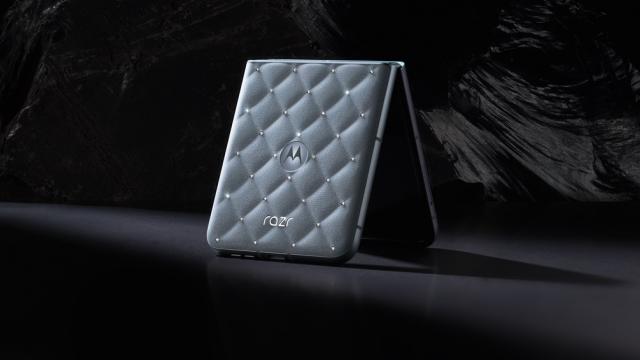 <b>motorola razr 60 primește o ediție cu bling-bling, pe nuanța PANTONE Ice Melt cu 35 de cristale Swarovski</b>Era final de aprilie atunci când Motorola anunța cu mare fast parteneriatul încheiat cu cei de la Swarovksi, prin care se năștea ediția specială de căști Moto Buds Loop decorată cu asemenea cristale. Acum The Brilliant Collection se extinde 