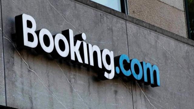 <b>Booking vizată de către hotelierilor români; Peste 200 de hoteluri românești vor despăgubiri pentru 20 de ani de practici abuzive</b>Probabil cunoașteți aplicația „Booking”, mai ales dacă v-ați planificat vreodată o vacanță sau o cazare rapidă în interes de serviciu. Platforma olandeză este omniprezentă în peisajul turismului digital, dar acum e în mijlocul unui scandal juridic