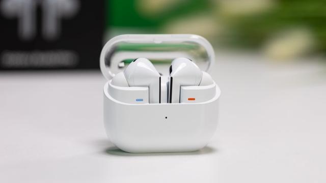 <b>Samsung listează Galaxy Buds3 FE pe site-ul oficial, înainte de debut; Iată cât costă noua pereche de căști wireless</b>Samsung pare că nu mai are răbdare cu noua sa gamă de căști wireless. Galaxy Buds3 FE tocmai au fost listate „neoficial” pe site-ul Samsung din America Latină. Cu toate că lansarea este așteptată abia în septembrie, alături de Galaxy S25 FE
