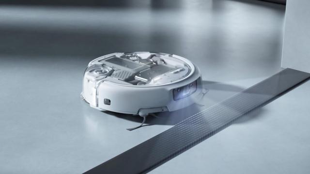 <b>DJI lansează primul sau aspirator robot, Romo; Seria include 3 modele</b>DJI, compania cunoscută pentru dronele sale premium a lansat oficial prima să gamă de aspiratoare robot sub numele Romo. E de fapt o serie, care include trei modele – Romo S, Romo A și Romo P. Fiecare e construit folosind tehnologii avansate deja