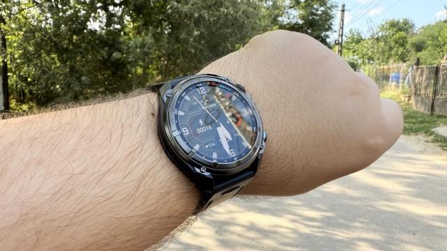 <b>Prezentare KKTICK Tank T5: Smartwatch-ul care oferă „prea multe” pentru cât costă, cu display AMOLED, autonomie generoasă, lanternă LED și GPS</b>Acum câteva zile scoteam din cutie un smartwatch destul de interesant. E vorba despre Kktick Tank T5, un model accesibil, robust, ce aduce display AMOLED, lanternă LED și chiar GPS pentru localizare. Toate aceste funcționalități la sub 300 de lei