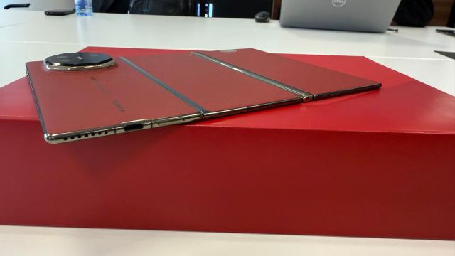 <b>Huawei pregătește Mate XTs pentru duelul cu iPhone 17; pliabilul cu trei ecrane vine cu eSIM exclusiv și design mai rezistent</b>Huawei pregătește pentru toamna acestui an lansarea Mate XTs, al doilea smartphone pliabil tip tri-fold din portofoliu. Momentul ales nu este întâmplător și vine într-un an în care și alți producători mișcă pe această zonă, după cum scriam recent despre