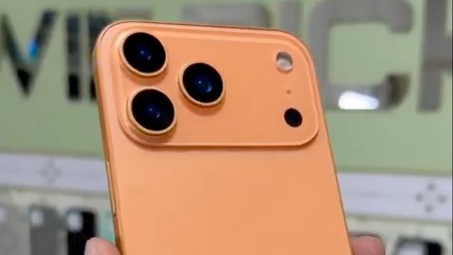 <b>iPhone 17 Pro se „îmbracă” în portocaliu pentru un video hands-on; Zvonurile despre paleta finală includ și tonuri mai sobre</b>O scurgere recentă de informații, publicată printr-o postare pe platforma X de utilizatorul Majin Bu, arată că iPhone 17 Pro ar putea veni într-o nuanță nouă de portocaliu, mult mai îndrăzneață decât gama obișnuită a modelelor Pro.