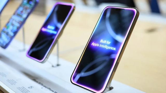 <b>Siri primește comenzile App Intents pe iPhone mai devreme decât se anticipa; Funcții utile precum editarea imaginilor și autentificarea vocală vin din primăvara lui 2026</b>Apple pregătește o actualizare importantă pentru Siri, parte esențială a Apple Intelligence, iar primele îmbunătățiri ar putea ajunge pe iPhone mult mai repede decât era de așteptat. Așa cum scriam acum câteva zile, în materialul despre trecerea..