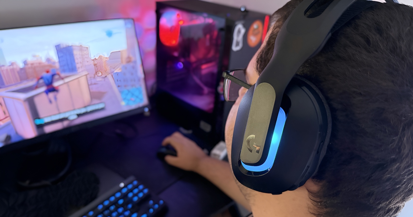 Am testat Logitech G522 LIGHTSPEED: Căști wireless de gaming cu microfon broadcast și RGB dinamic, perfecte pentru sesiunile lungi de gaming