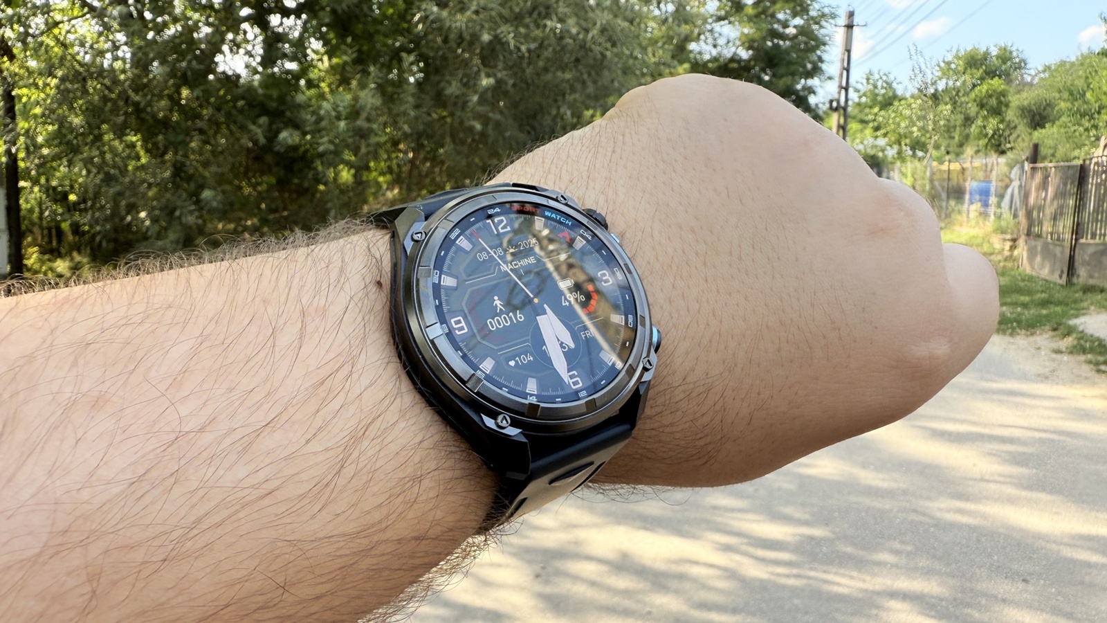 Prezentare KKTICK Tank T5: Smartwatch-ul care oferă „prea multe” pentru cât costă, cu display AMOLED, autonomie generoasă, lanternă LED și GPS