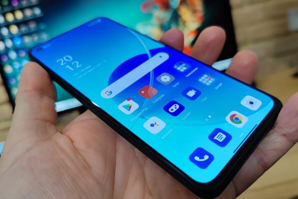 OPPO Reno6 5G: Display de calitate, un AMOLED de 90 Hz cu decupaj măricel selfie