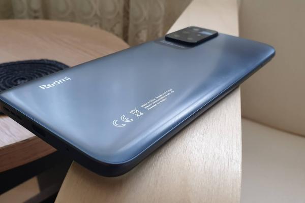 Redmi 10: Design arătos, simplu și un spate cu look metalic