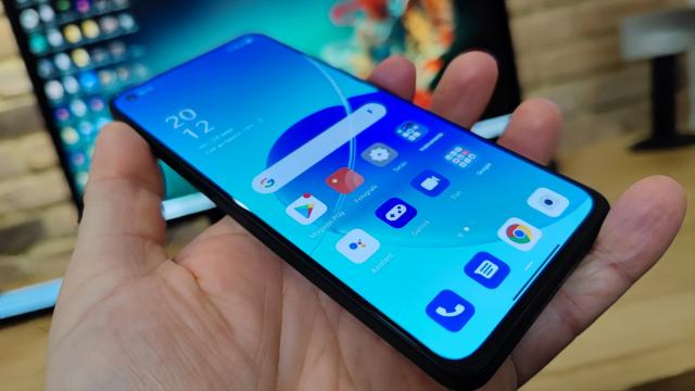 OPPO Reno6 5G: Display de calitate, un AMOLED de 90 Hz cu decupaj măricel selfie